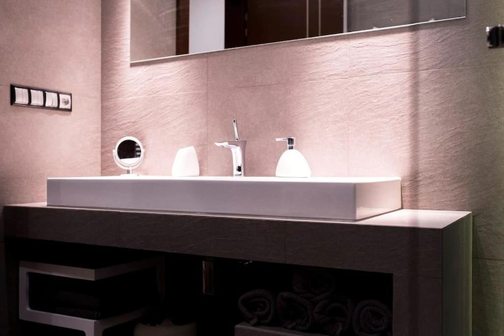 Evergreen - Old Town Spacious Stylish Apartment With Ac And One And A Half Bath, Baby & Kid- Friendly Братислава Экстерьер фото